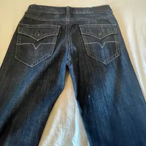 skitsnygga jeans från guess som inte är min stil längre😭 sjukt bra material men väldigt långa så jag som är typ 175 trampar på de. ❤️de är mer som w31 än w33 som de står på de!