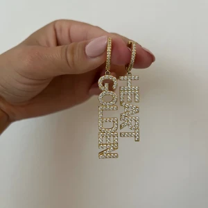 Örhägen - Helt oanvända, är en silvertjej som fick för mig att byta till guld vilket som inte gick ❤️från ioaku å kostade 600kr💕