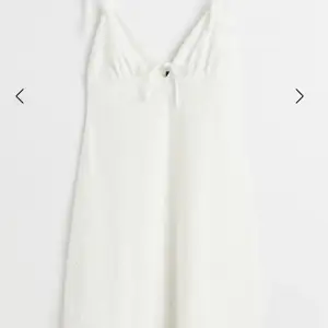 En supersöt vit klänning från Hm, perfekt nu till sommaren. Jättebra skick 💕