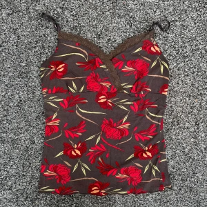 Blommig sommartopp  - Så sjukt fin blommig topp från märket s.Oliver! Köpt på Vinted men passade tyvärr inte mig:( Är i bra skick men lite nopprig på insidan. Är rätt liten i storleken så uppskattar att den passar M och även L. Hör av dig vid frågor!💗