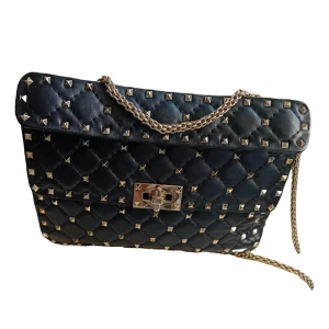 Valentino väska - Säljer min valentino väska. Använd men i fint skick! 💖💖