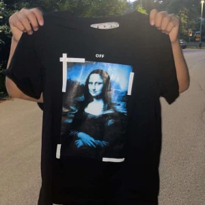 OFF WHITE TSHIRT - En fet off white t shirt äkta köpt i amerika💯❤️☝️ Strlk M 💯💯💯 Den har qr kod som äkthetbevis ❤️ Skick 10/10 möts i tullinge 