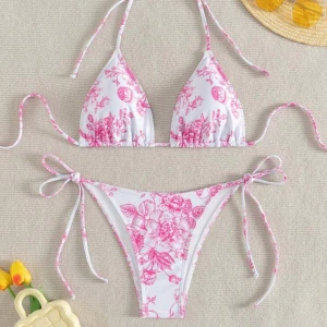 Bikini - Jätte söt bikini från shein som va lite stor för mej, så söt och perfekt för i sommar eller på semester💕endast testad! Använd gärna köp nu