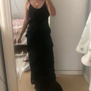 En svart lyxig volang klänning, storlek S. Tjockt tyg och väldigt lyxig, känns dyr. Säljer pga för stor och lång för mig. 