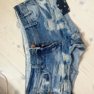 Low waist shorts  - Säljer dehär så snygga shortsen då de ej passar mig😇😜 Midja 38 cm Höfter 48 cm