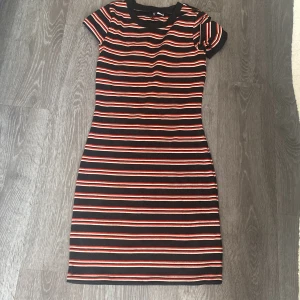 Randig klänning❤️ - Säljer denna super fina klänning då den inte kommer till användning tyvärr, den är i jättebra skick. ❤️ 30kr + frakt