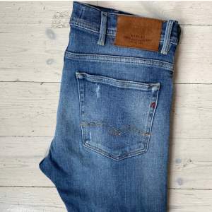 Jävligt najs Replay jeans med slitningar i modellen Jondrill, sitter som Anbass 🙌 skicket är perfekt, skriv vid fråga 👍 