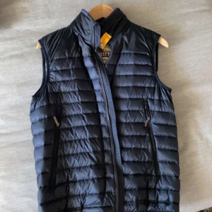 Parajumper väst - Säljer nu min parajumper Sully Daytripper väst, det är den gamla modellen. Köpt för några år sedan men skicket är som nytt, sparsamt använd.  Kvitto finns. Vid frågor är det bara kontakta mig!☺️