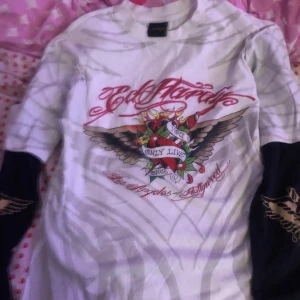 Ed hardy t shirt - helt ny oanvänd. möts upp i sthlm shippar inte vet it vrf d står fri frakt 😢😢
