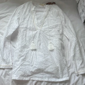 Vit blus  - Jättegullig blus nu till sommaren, tyvärr för kort i ärmarna 