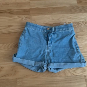 Säljer shortsen för 60 kr. Priset kan diskuteras i privat. - Säljer shortsen för 60kr eftersom jag använder aldrig dem.
