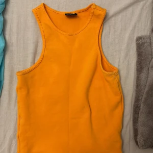 Orange topp - En vanlig tanktopp från Gina i den somriga orangea färgen. Använder den inte, har nog använt den kanske 1-2 gng 