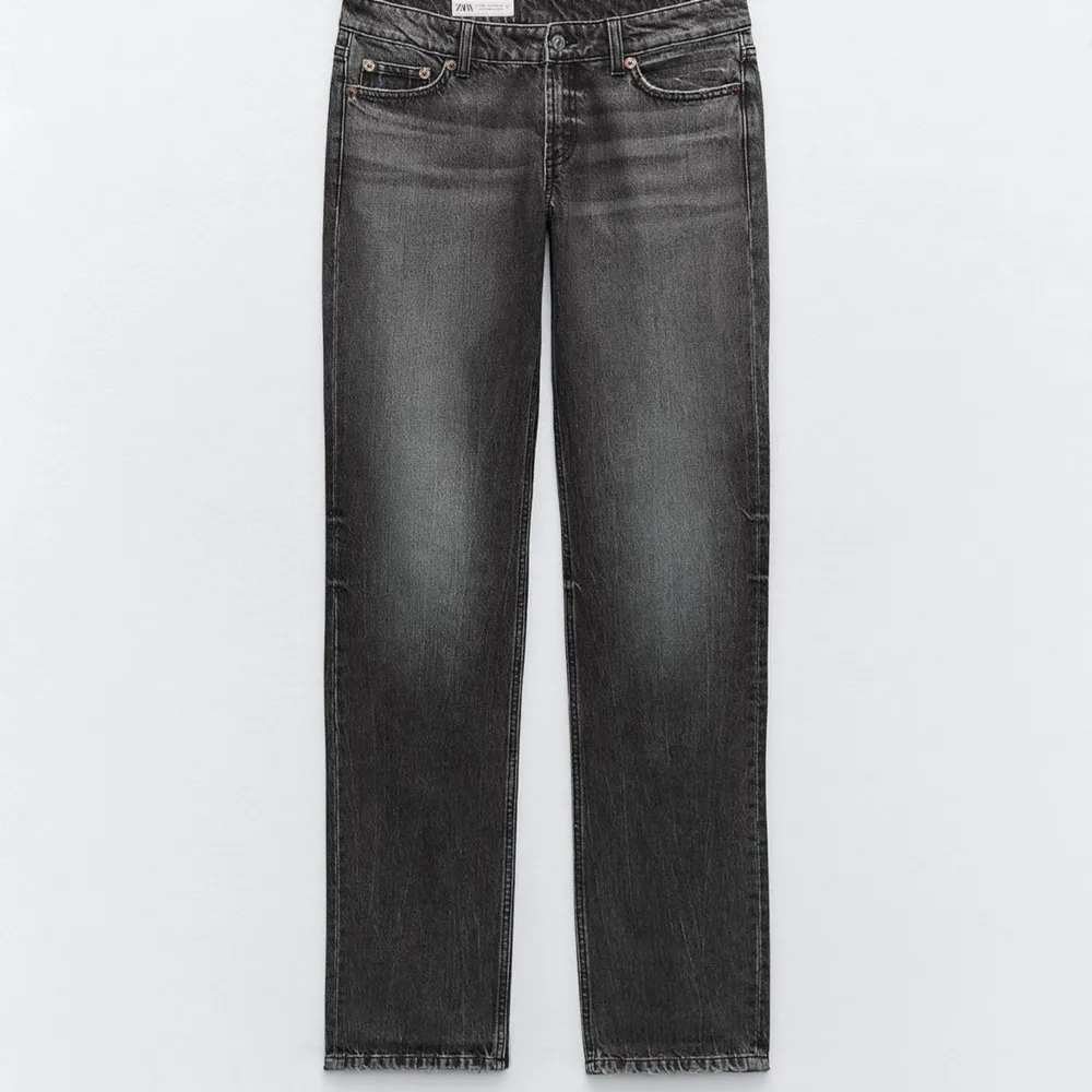 Jättesnygga lågmidjade raka jeans. Säljer då de är för långa på mig. Har aldrig använt och prislappen sitter kvar. Ny pris 399kr. Jeans & Byxor.