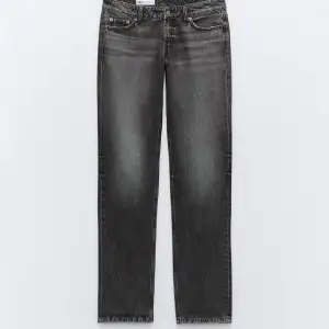 Jättesnygga lågmidjade raka jeans. Säljer då de är för långa på mig. Har aldrig använt och prislappen sitter kvar. Ny pris 399kr