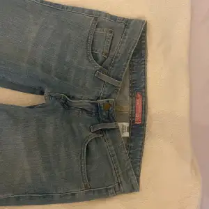 Lågmidjade bootcut jeans i mycket nya skick ”Too superlow flare 524” Midjemått: 39 cm Innebenslängd: 77cm 