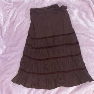 Maxikjol<3 - Brun maxikjol, med små lösa trådar men annars okej skick. Använd gärna köp nu🖤