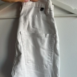 Vita högmidjade jeans - Modellen SNAKE från lager157. Storlek XS
