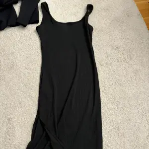 En svart klänning aldrig använt med en slits nere vid benet, är fin på i st. S