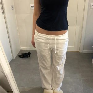Lågmidjade linnebyxor  - Vita lågmidjade linnebyxor för Gina tricot. Storleken är 158/164 men sitter mer som Xs och S. Knappt använda och har inga defekter💗