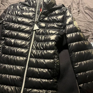 Moncler jacka  - Tjena! Säljer nu min moncler shizuko jacka i xxs som jag köpte från moncler. Den är knappast använd eftersom jag växte ur den snabbt och är i riktigt god skick och den är självfallet äkta. Nypris 5500  ( pris kan förhandlas)