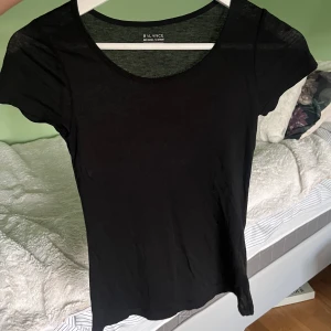 T-shirt - Säljer denna skitsnygga Intimissimiliknande t-shirt köpt från bikbok. Säljer då den inte kommer till användning längre💖 Den är lite genomskinlig men väldigt skön🤗