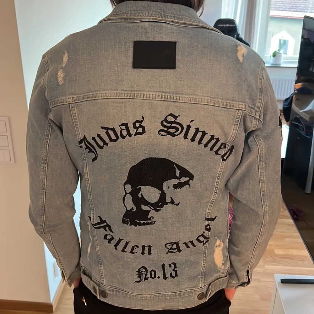 Judas sinned jacka köpt på papi, storlek L sitter rätt tight. Bra stretch i materialet  . Jackor.