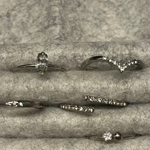 Ringar - Säljer dessa ringa tillsammans! Två av ringarna är kan man ändra storleken på😊