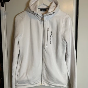Sail racing hoodie - Använd kanske 3 gånger, köpt på KidsBrandStore Det är storlek 170 men skulle säga att den passar en vanlig M Skriv om ni vill ha mått!