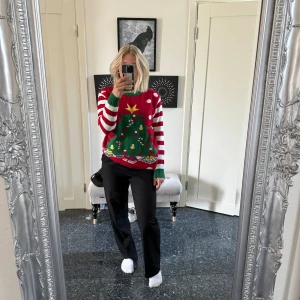 Jultröja med inbyggda lampor - En mysig jultröja med inbyggd batteridriven lampa som blinkar i olika färger och är enkel att slå av och på. Perfekt till julen! 