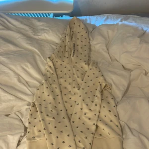 Calvin Klein Hoodie - Denna hoodie har inte använts utan bara testats och den är i väldigt bra skick. Jag säljer den på grund av att den inte har någon användning.