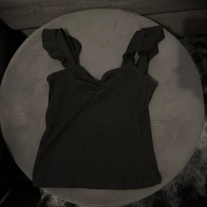 topp - Jätte snygg topp. Storlek S. Använt fåtal gånger, tvättas innan frakt. Skriv för mer information💕