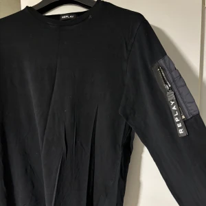 REPLAY TRÖJA - Replay tröja med långa ärmar, använt den ett par gånger men den passar inte mig längre tyvärr.   STRL M.  Cond 7/10