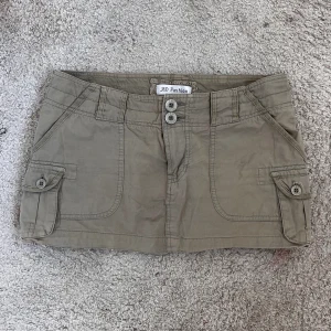 Kjol!  - Så snygg kjol som tyvärr är för liten för mig därav har jag ingen bild hur den sitter på❤️ Sjukt bygg modell, den är ljusare i färgen i verkligheten 