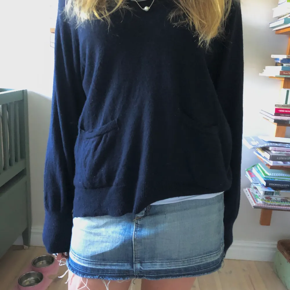 Tunn mörkblå hoodie från zara! Super skön och passar bra till en lite blåsigare aommarkväll!💕 pris kan diskuteras. Tröjor & Koftor.