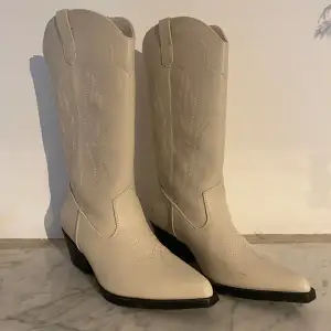 Jag har aldrig använt dessa cowboy boots. Jag köpte dom i Spanien men har aldrig fått någon användning av dom. Så dom är i ett bra skick.