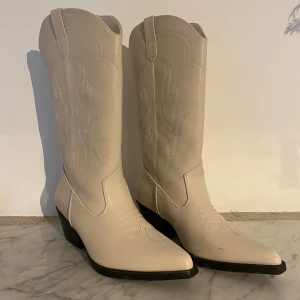 Cowboy boots  - Jag har aldrig använt dessa cowboy boots. Jag köpte dom i Spanien men har aldrig fått någon användning av dom. Så dom är i ett bra skick.