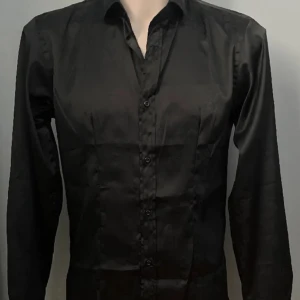 Svart skjorta - Bra skick! Liten i storleken