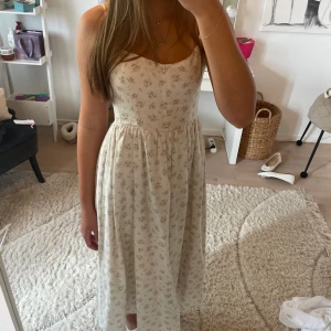 Långklänning  - Supersöt klänning i linne som är perfekt till midsommar och till sommaren💕