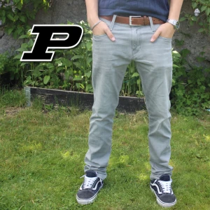 Replay jeans - Säljer nu mina väldigt fräscha och sköna gråa Replay jeans i storlek 30/34 - modell Anbass - Slim fit! - Inga defekter osv - modellen är 180cm och väger 63kg!