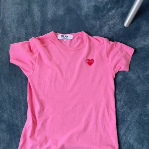 Comes des Garçons t-shirt  - Bra skick.  Storlek M. Är liten i storleken