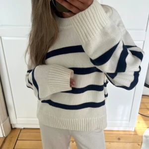 Stickad tröja - Vit stickad tröja med marinblå ränder från Bikbok. Köptes för 399kr, cirka 3 år sedan. Inte använd på flera år, därav säljer jag🤍