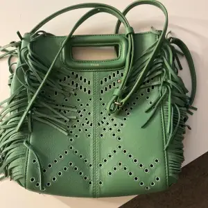 Grön maje väska i den stora storlekn, som ny, dust bag finns😊
