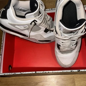 Nike air jordan 4 - Haft i ungefär ett halvår. Måttlågt använda. Använder inte längre.