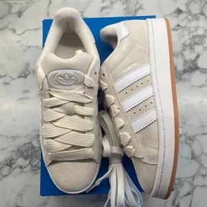 Adidas Campus 00s ”wonder White Gum” - Helt nya och oanvända Adidas Campus 00s ”Wonder White Gum”. Storlek: 38 2/3. Pris: 1599+frakt. Skicka ett meddelande vid intresse! 