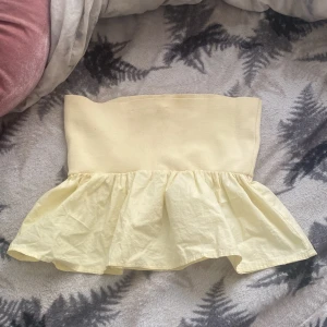 Zara topp😋 - Jag säljer nu min topp från Zara, köpt 2023 sommaren. Den är storlek S men även töjbar, är som helt ny har knappt använt❤️❤️dm för intresse 