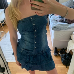 Jeansklänning - Så söt jeansklänning med volang som tyvärr är lite för stor för mig! Storlek L men skulle säga att den passar en S eller M💗💗I superbra skick, men översta knappen är lite dålig, men funkar fortfarande💗