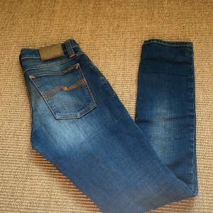 Riktigt feta nudie jeans (slim fit). Bra skick! Storlek 28/32