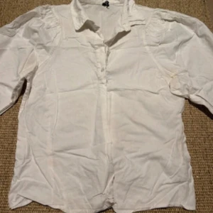 Söt blus - Söt blus köpt på vinted, inte använd av mig då jag köpte fel storlek.🌷