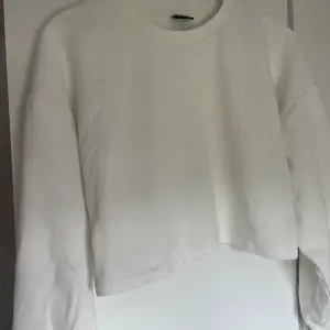 Säljer denna sweatshirt från Gina tricot i storlek S, fint skick! 75 Kr