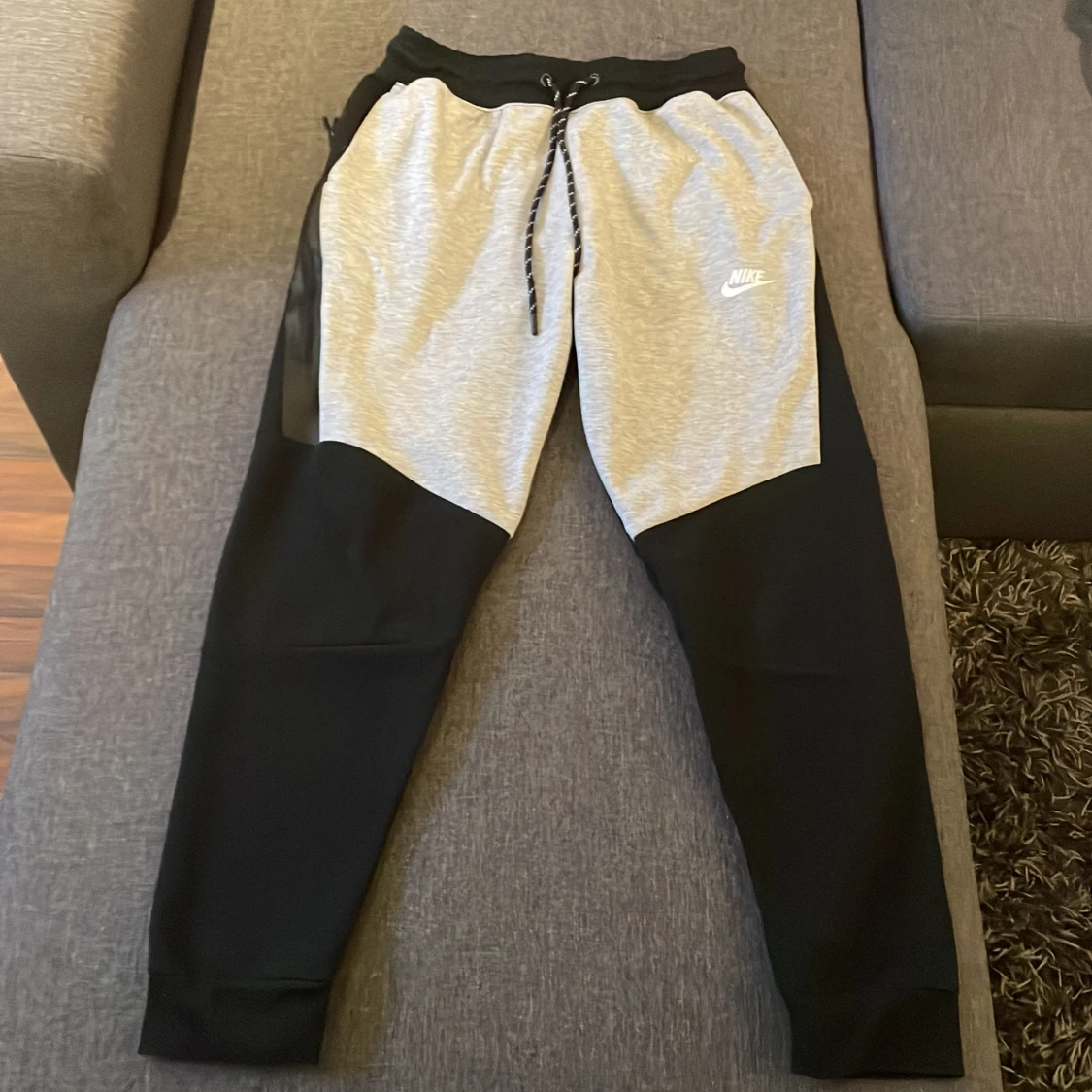 nike tech grå/svart  - 90